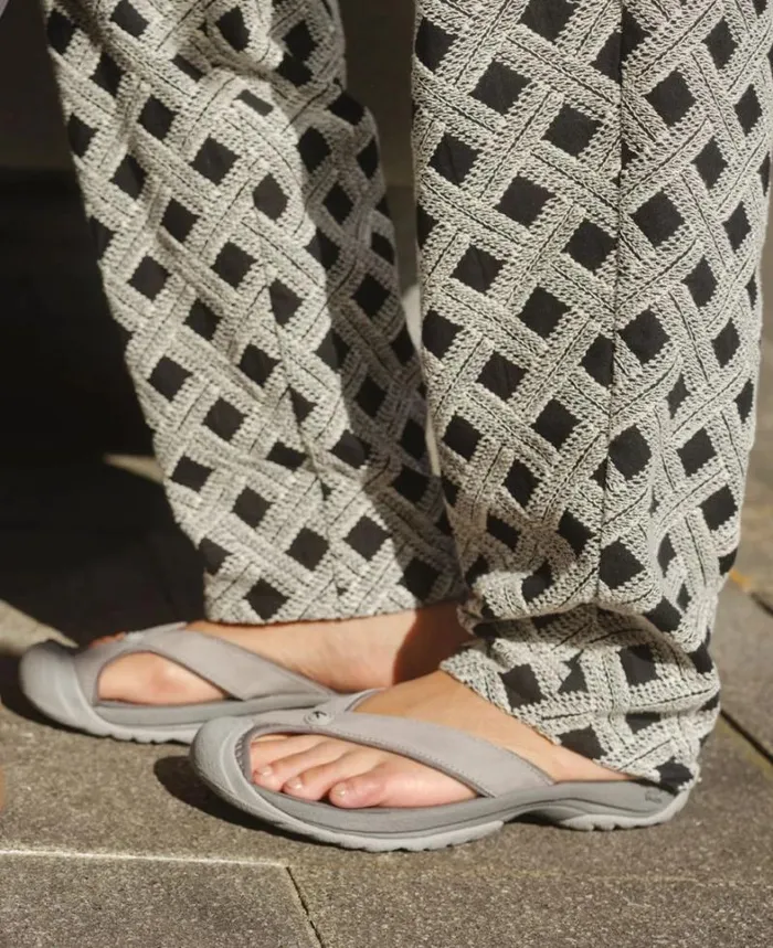 Women KEEN SlipOns Waimea BlackBlack Leather FlipFlop Women KEEN SlipOns Waimea BlackBlack Leather FlipFlop